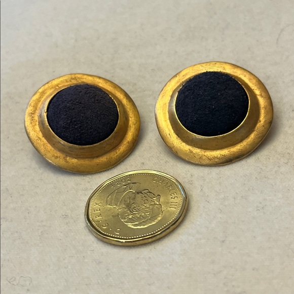 Vintage Clip-On Earrings - Picture 2 of 3